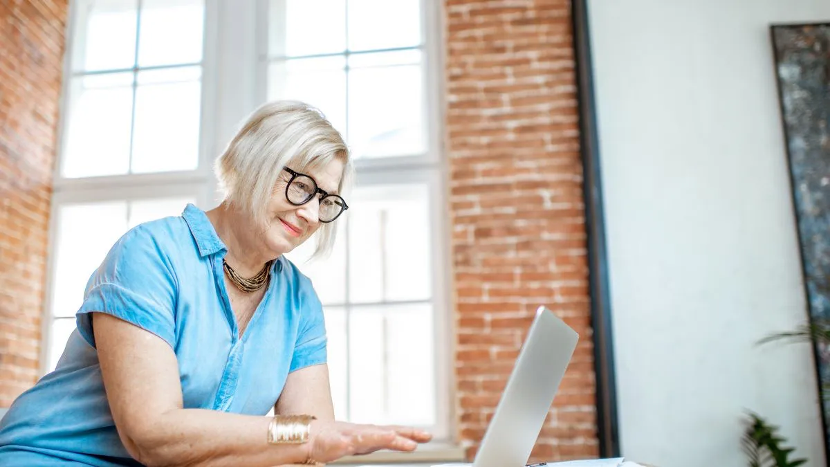 mujer de 60 años buscando trabajo
