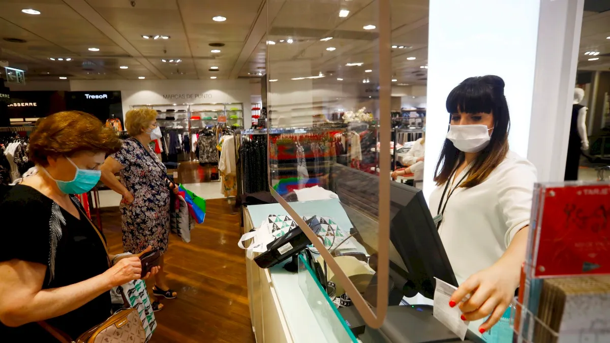 empleada El Corte Inglés trabajando