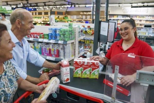 Una cajera trabajando en DIA