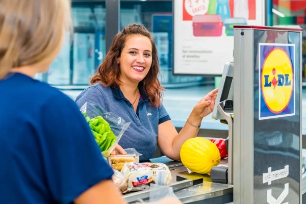 Una cajera trabajando en Lidl