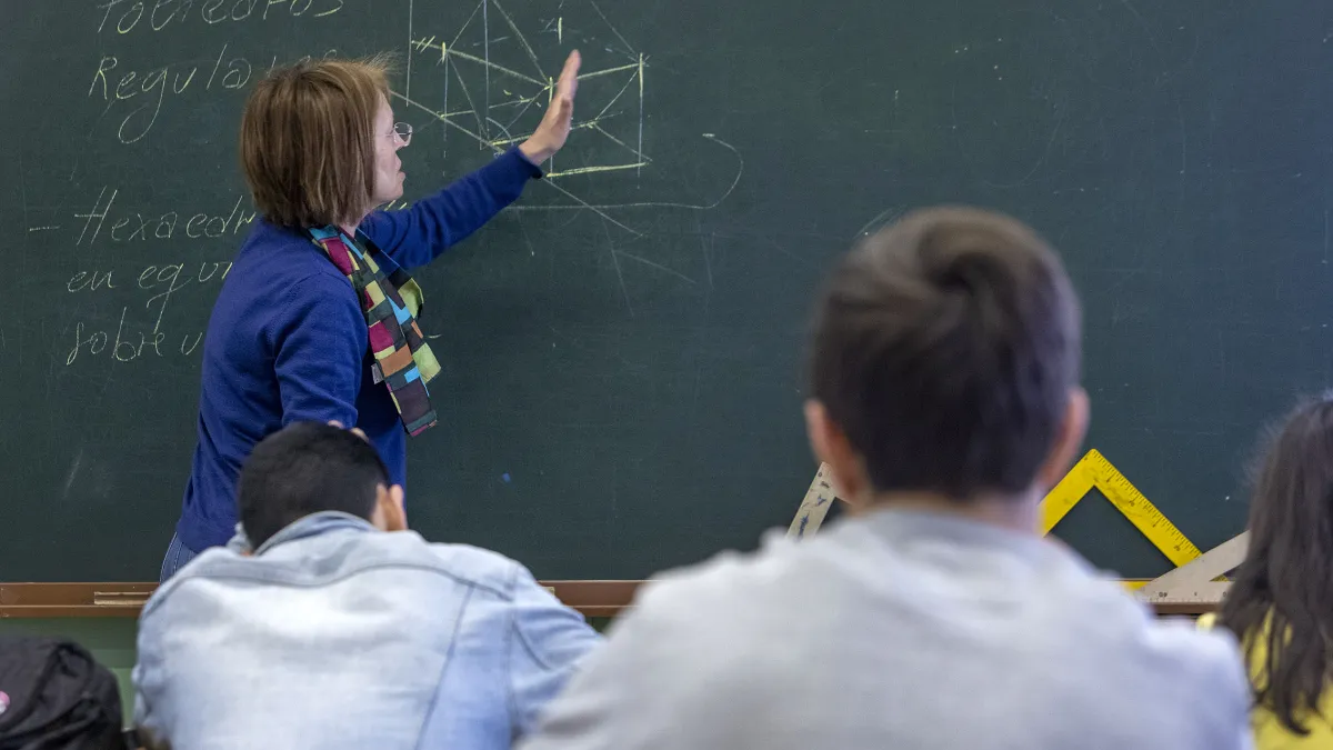 profesora dando clase en secundaria