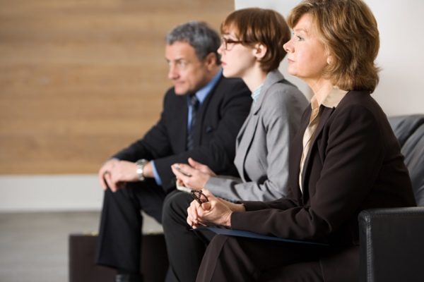 Candidatos esperando entrevista de trabajo
