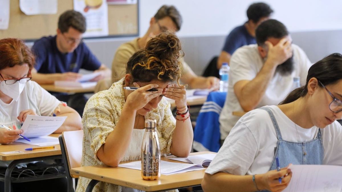 varias personas realizan un examen de oposión