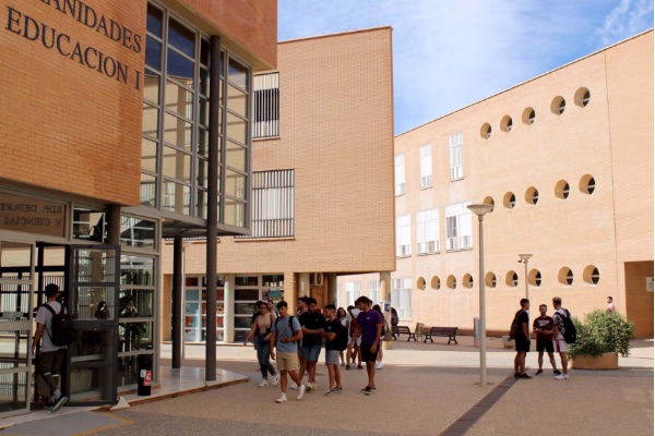 Estudiantes en el campus de la UAL