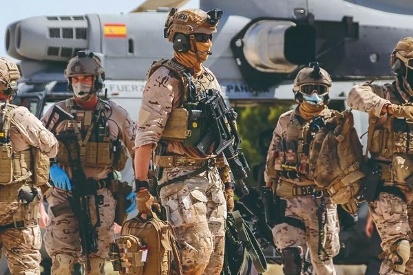 Militares trabajando