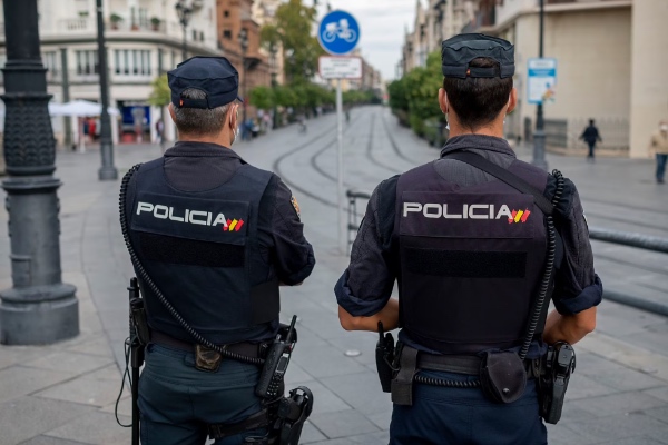 Policías trabajando