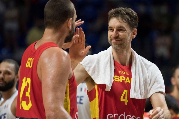 Los hermanos Gasol en un partido de España