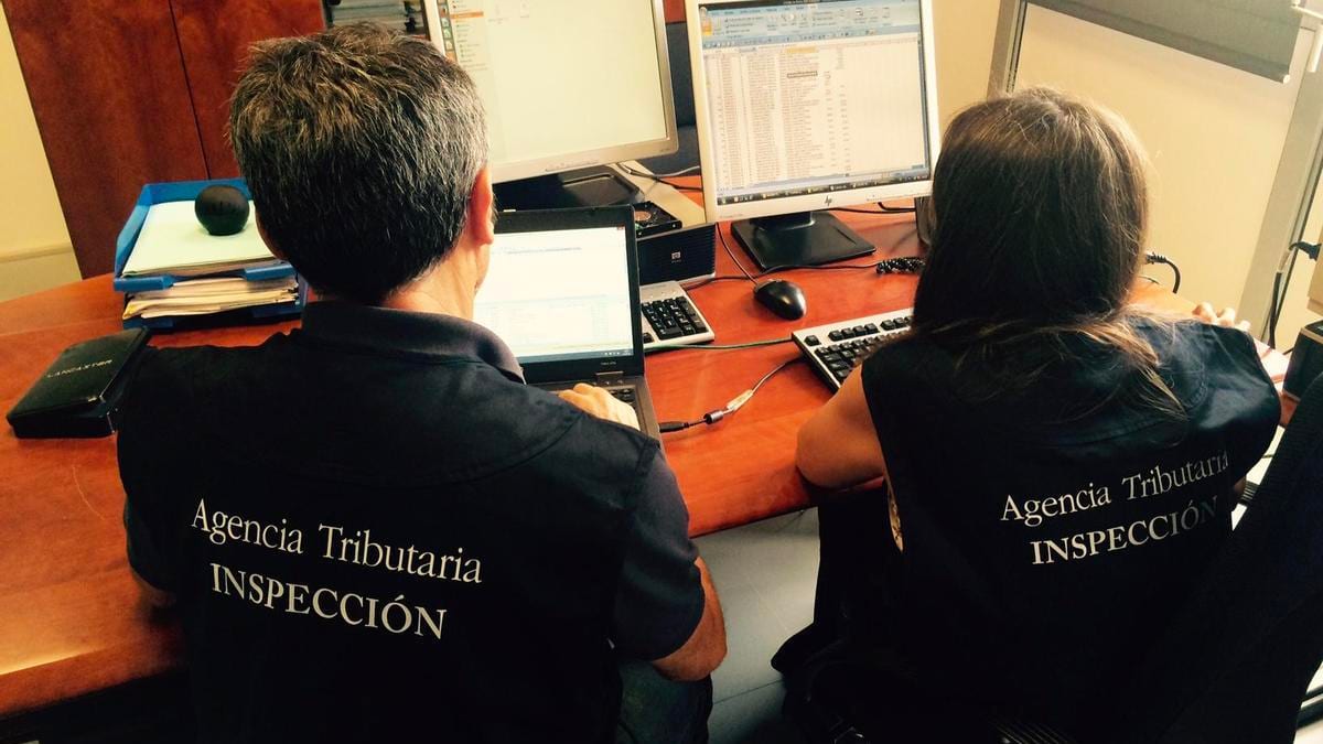 dos inspectores de Hacienda