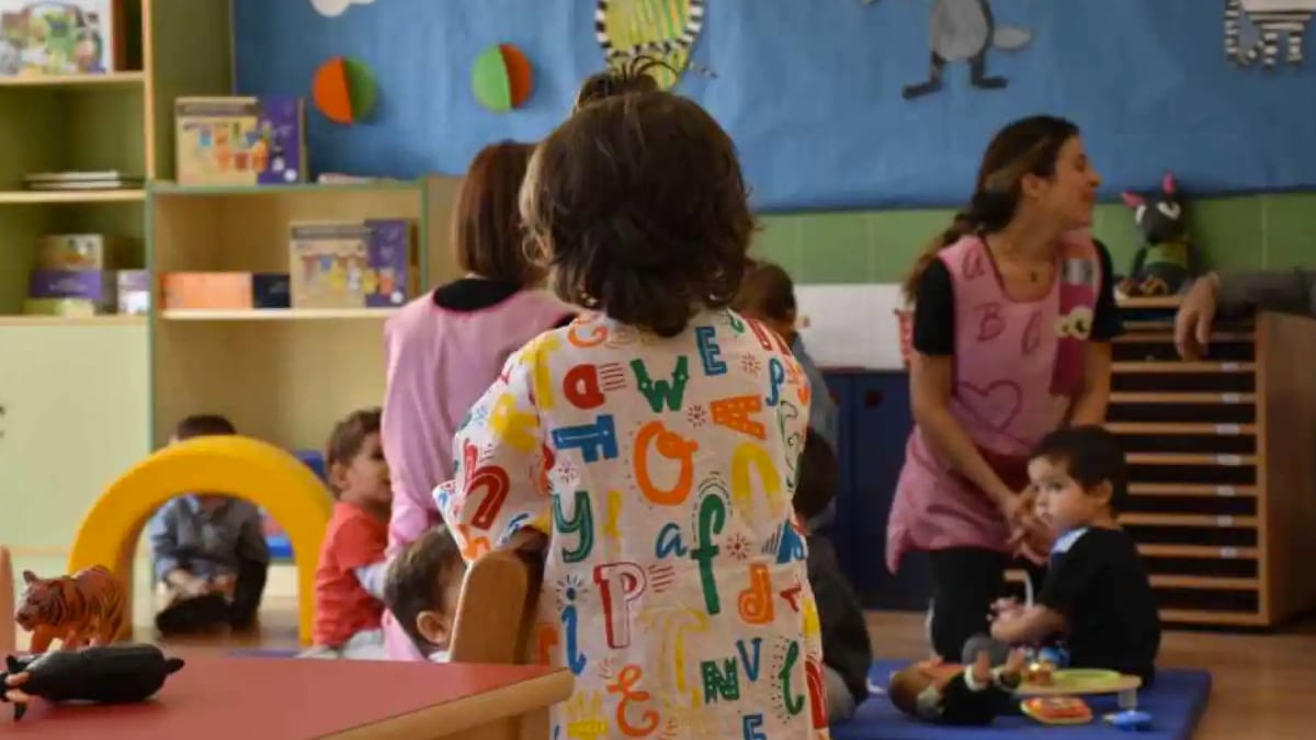 educadora infantil en una guardería