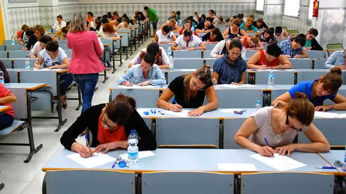 varias personas realizan un examen de oposiciones